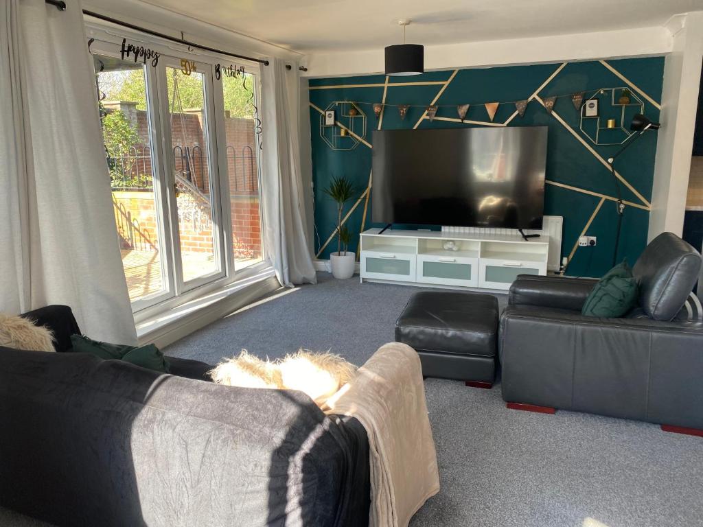 Cosy 2 bed flat close to town