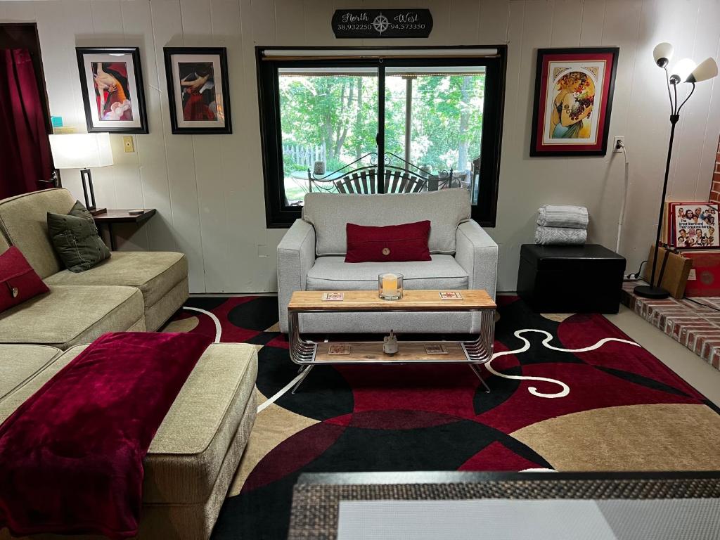 DELIGHTFUL Patio Apartment in SOUTH KC