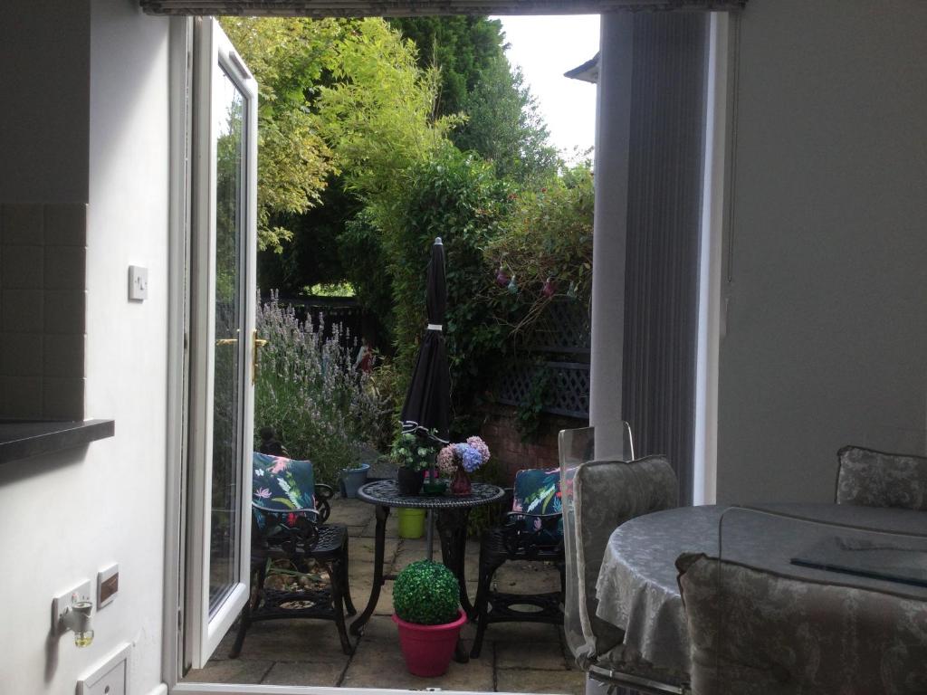 Oakleigh 1 bed ground floor garden view apartment FREE ONSITE PARKING
