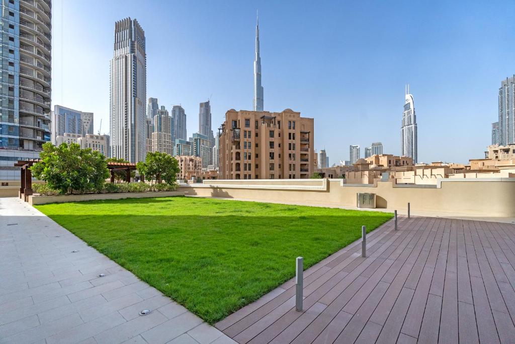 Luxe & Modern Two Bedroom Apartment Downtown Dubai - Close to Burj Khalifa & The Dubai Mall by Sojo Stays
