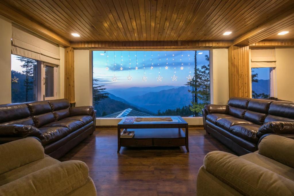 StayVista at The Corner House 4BR with Scenic View Deck