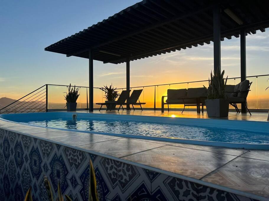 Lovely 3BR condo with Pool FREE Parking