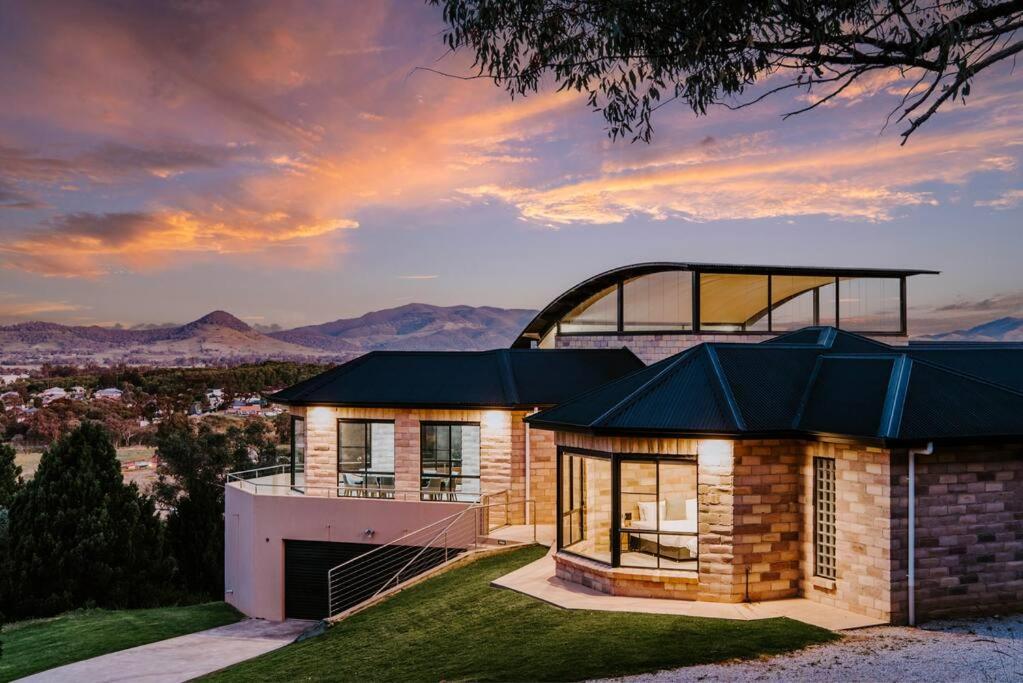 'Tyalla Lodge' Unique Luxe Design in the Mountains