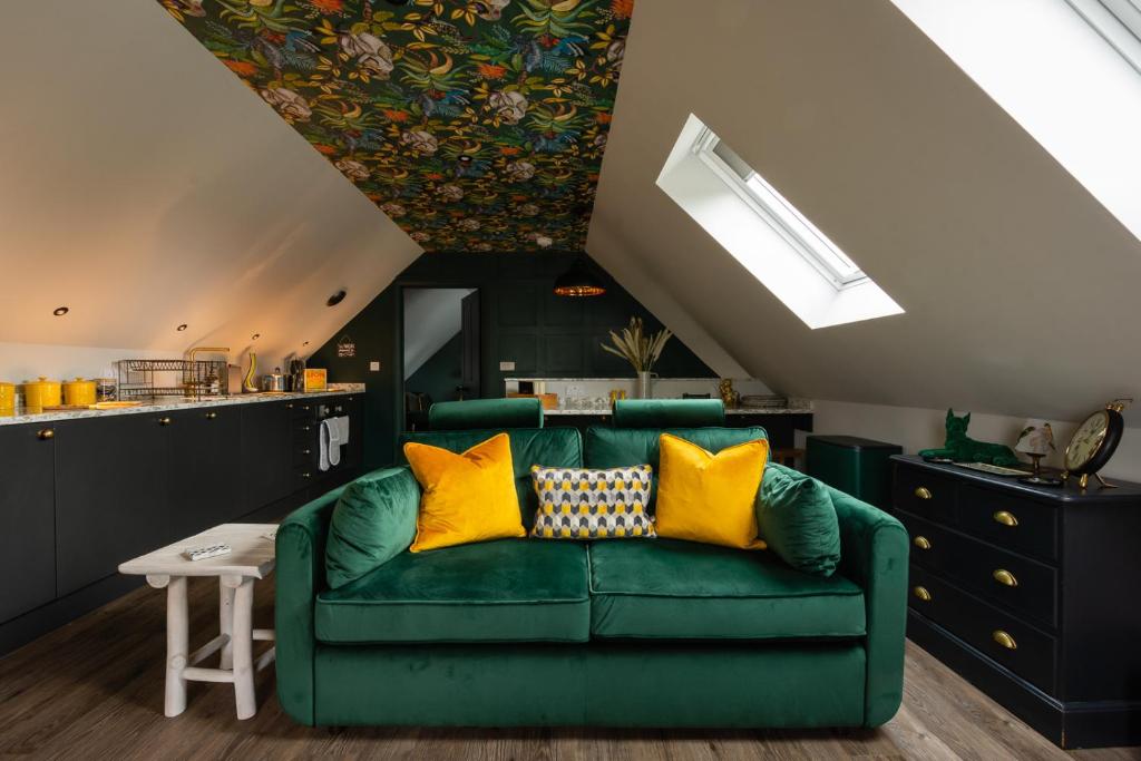 Stylish one bedroom Cotswold Coach House Tetbury