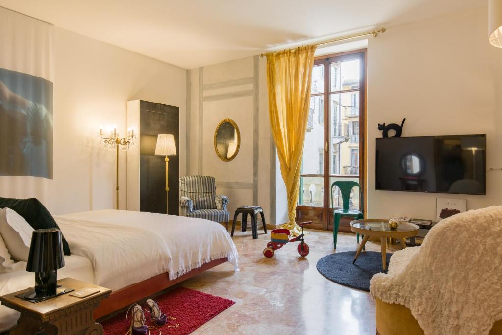 Billie's Flat RED - art & design apt in Verona historic centre