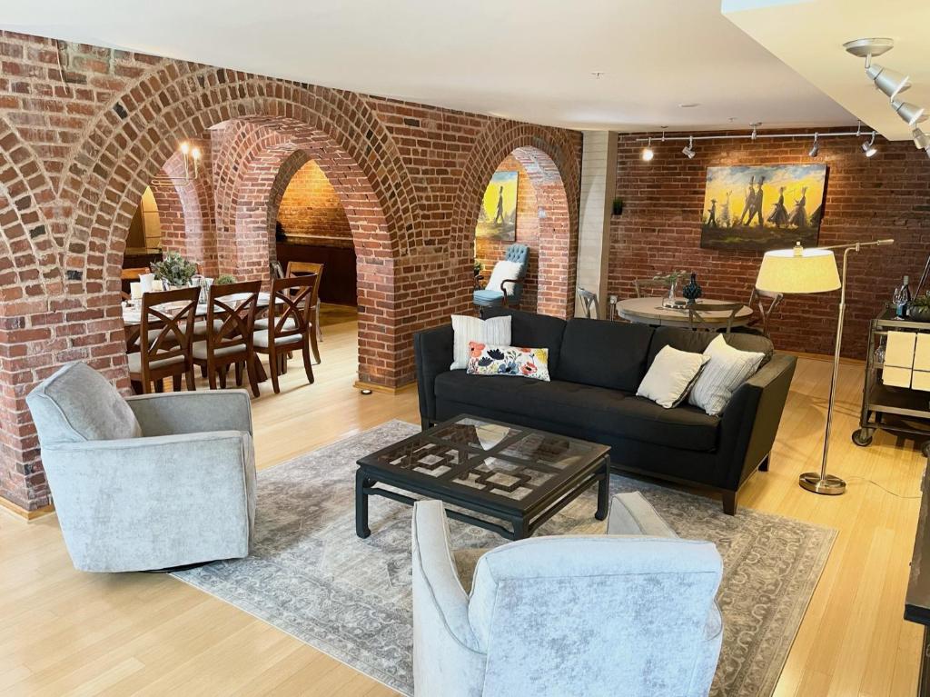 Stunning & Spacious 3BR Downtown Condo