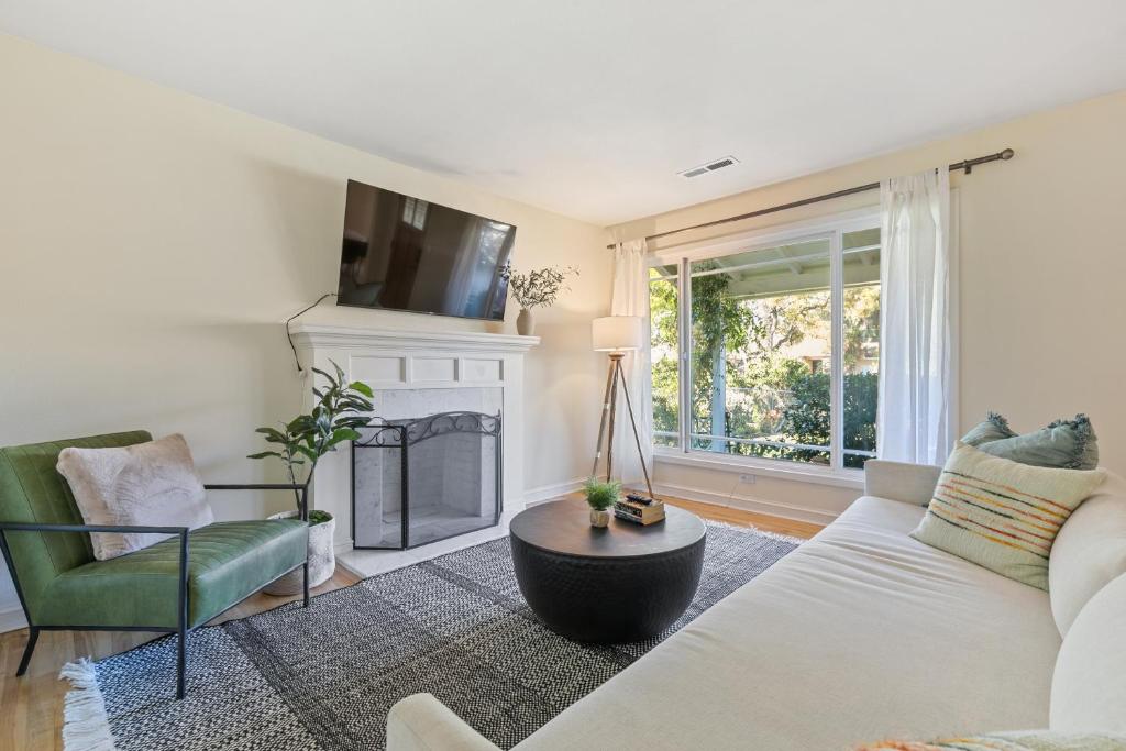 @ Marbella Lane - Modern and Sleek Home in Redwood (Redwood City) 