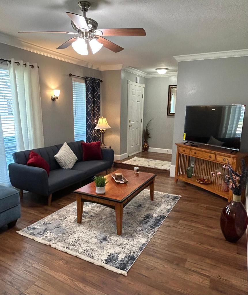 3BR & 2BA Luxurious home in Bayhill Near Universal Studios and Disney World