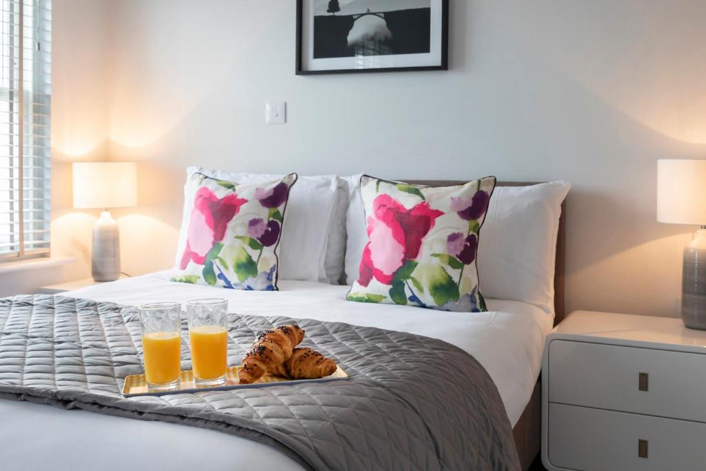 Elliot Oliver - Luxury Three Bedroom Town Centre Apartment With Parking