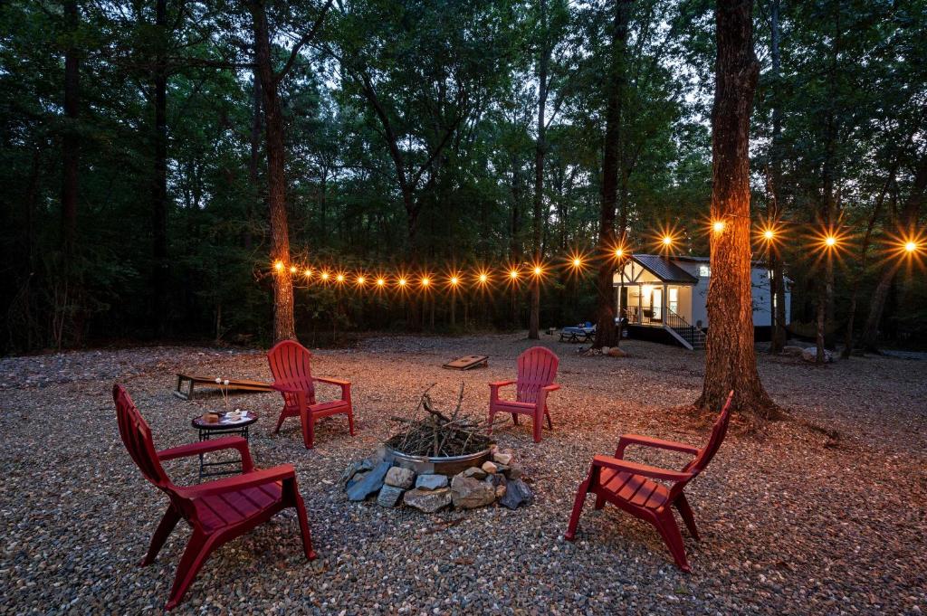 Stylish Broken Bow Cabin Grill and Fire Pit (Broken Bow)