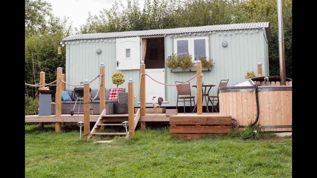 Shepherds Hut with Hot Tub (Lymington)