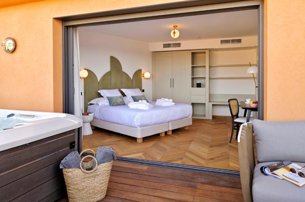 Hôtel Rocabella (LʼÎle-Rousse) 