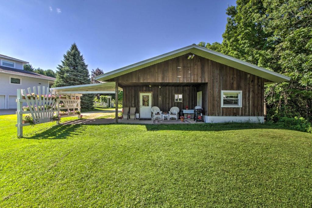 La Crescent Cottage on Minnesota Bluffs with View! (La Crescent)