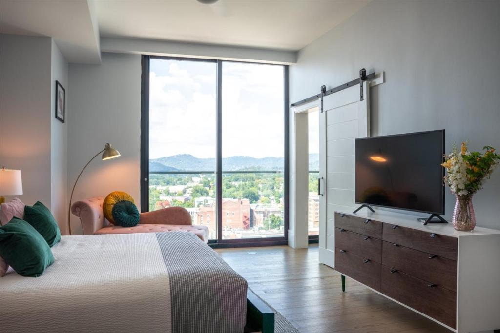 'Mountain Gem' A Luxury Downtown Condo with Mountain and City Views at Arras Vacation Rentals