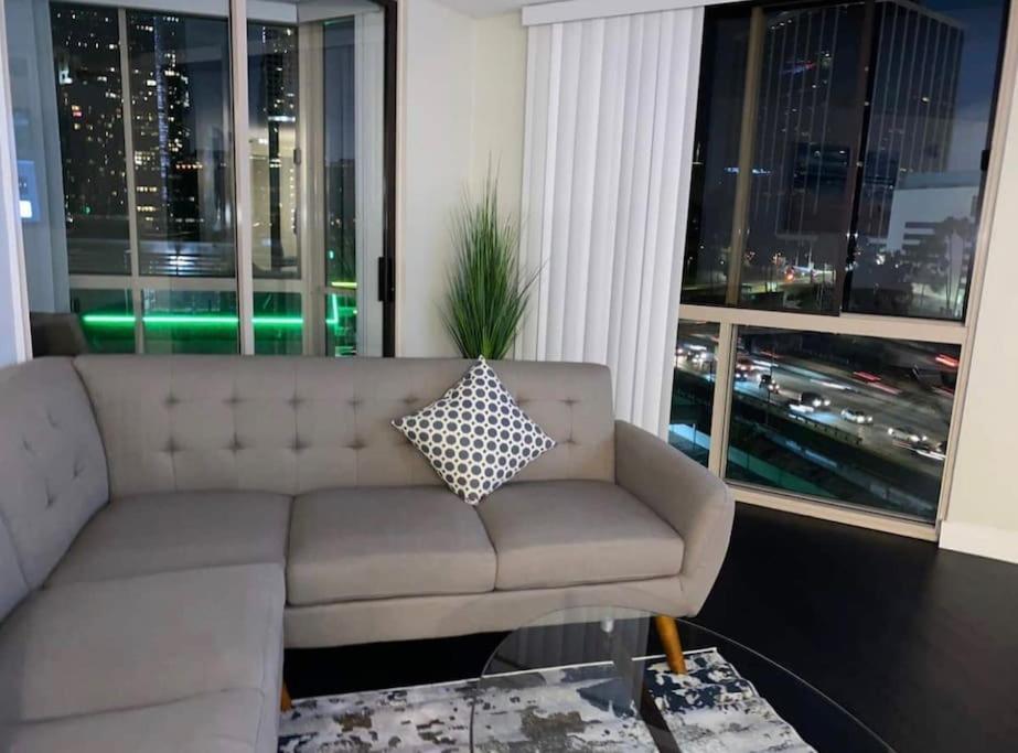Big comfy 2 bedrooms 2 baths unit in DOWNTOWN LA!