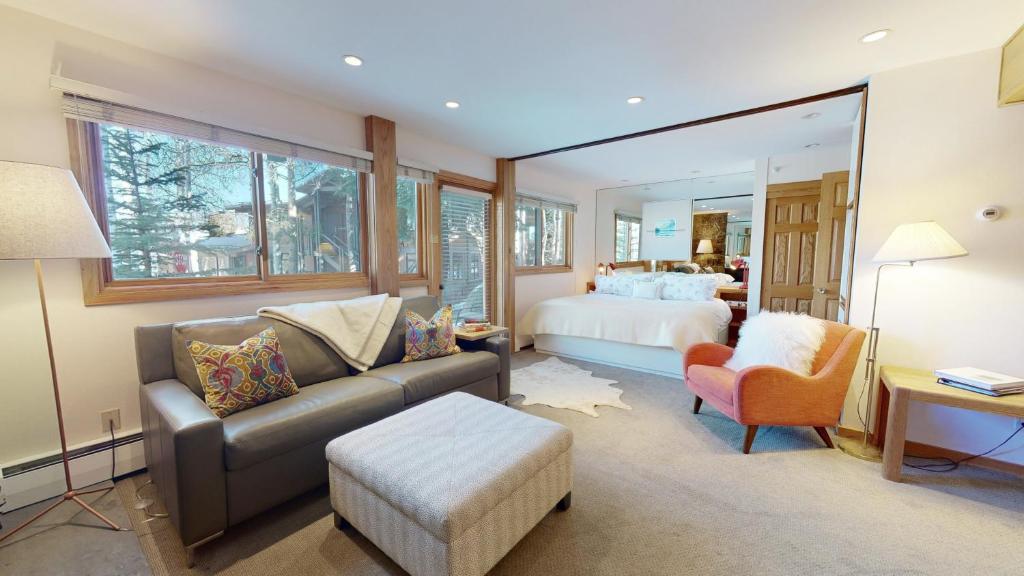 Laurelwood Condominiums Studio Premier Unit 105