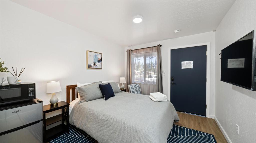 AL Unit 2 - Cozy stay in BRAND NEW room - Steps from Heavenly!