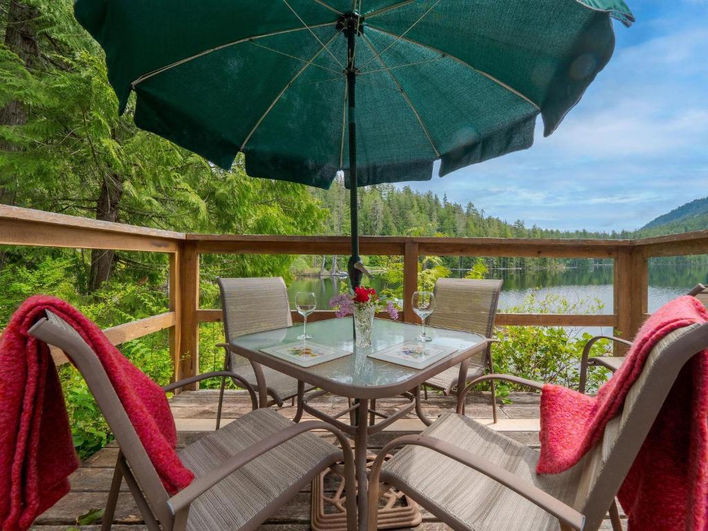 The Lakeside Cottage (Gibsons)