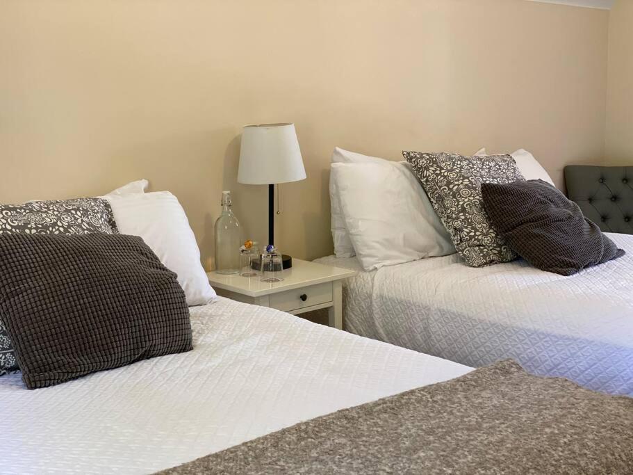 Private tub two beds huge shared kitchen Room 2