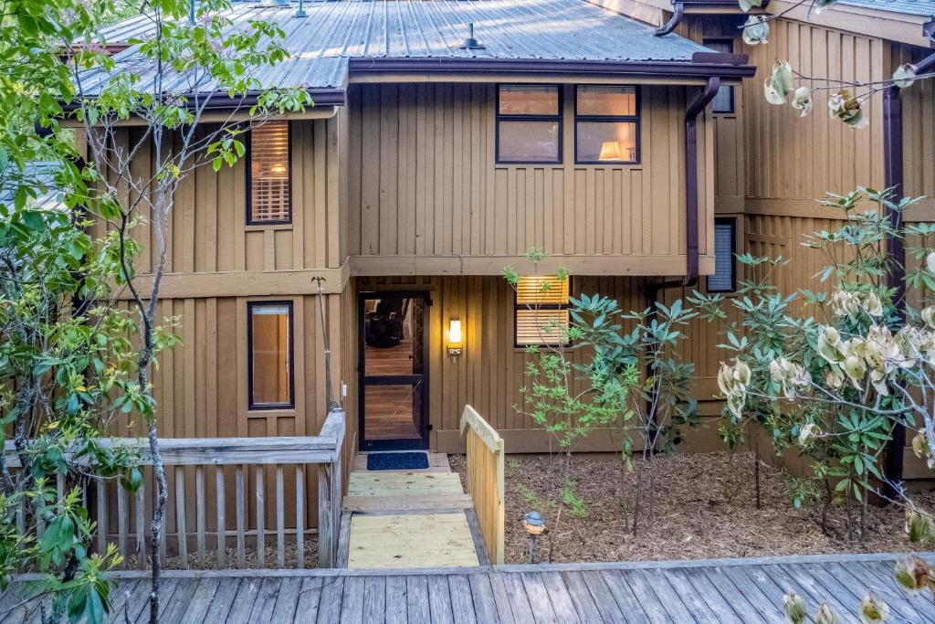 Whispering Woods Retreat (Sapphire)
