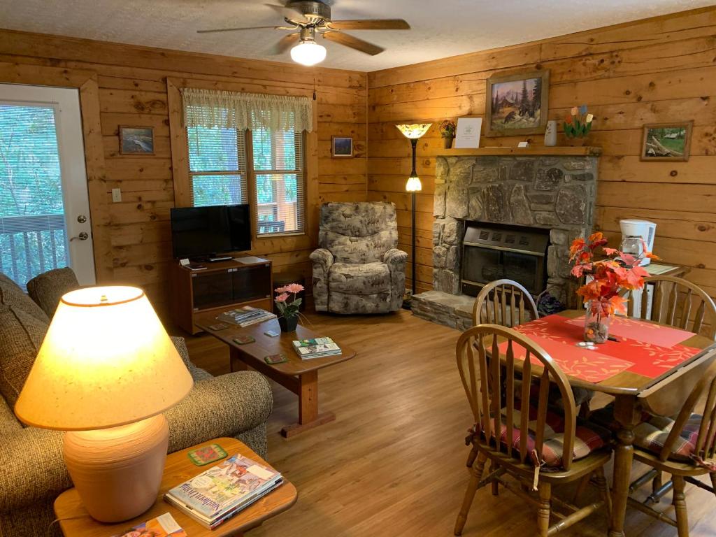Misty Creek Log Cabins (Maggie Valley) 