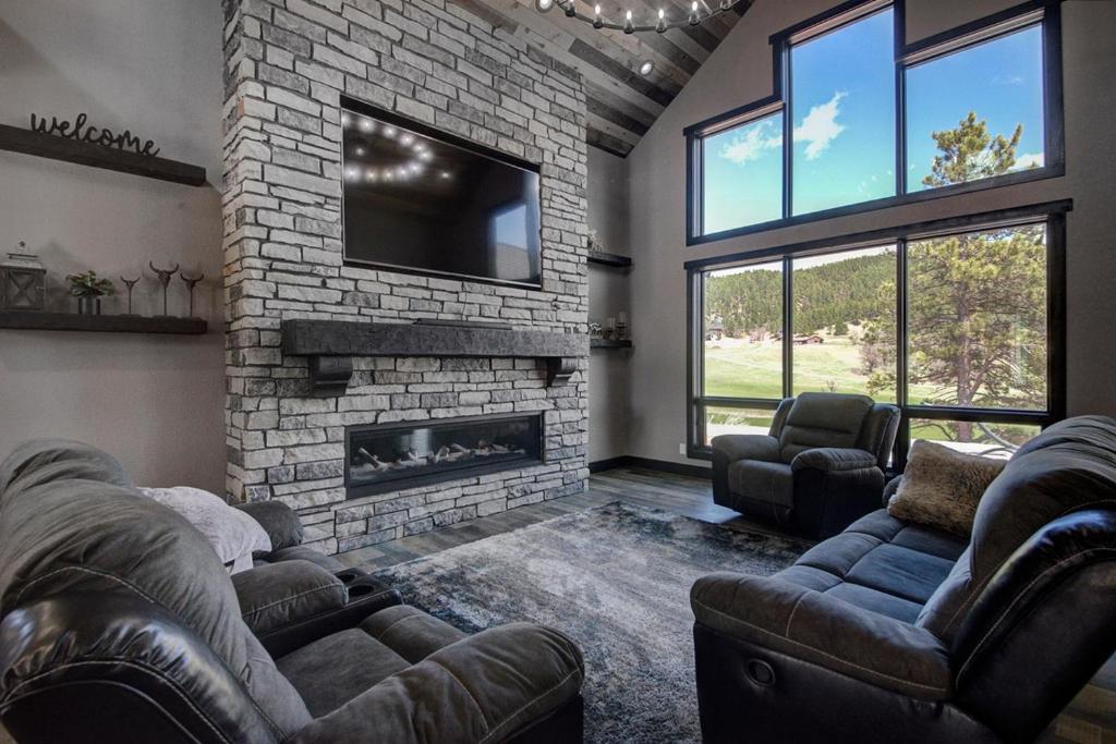 Dusty Diamond Lodge - Premium new 3 bedroom home on Boulder Canyon Golf Course with private hot tub and Gig WIFI! (Sturgis) 