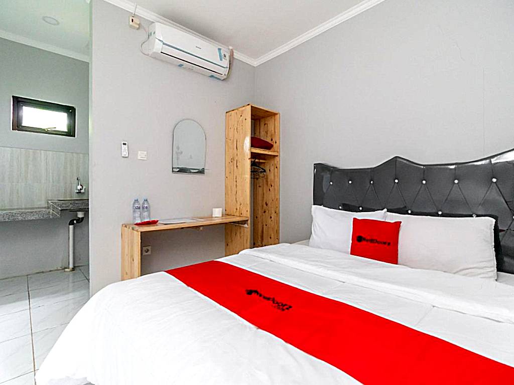 RedDoorz Plus near Jungeland Sentul