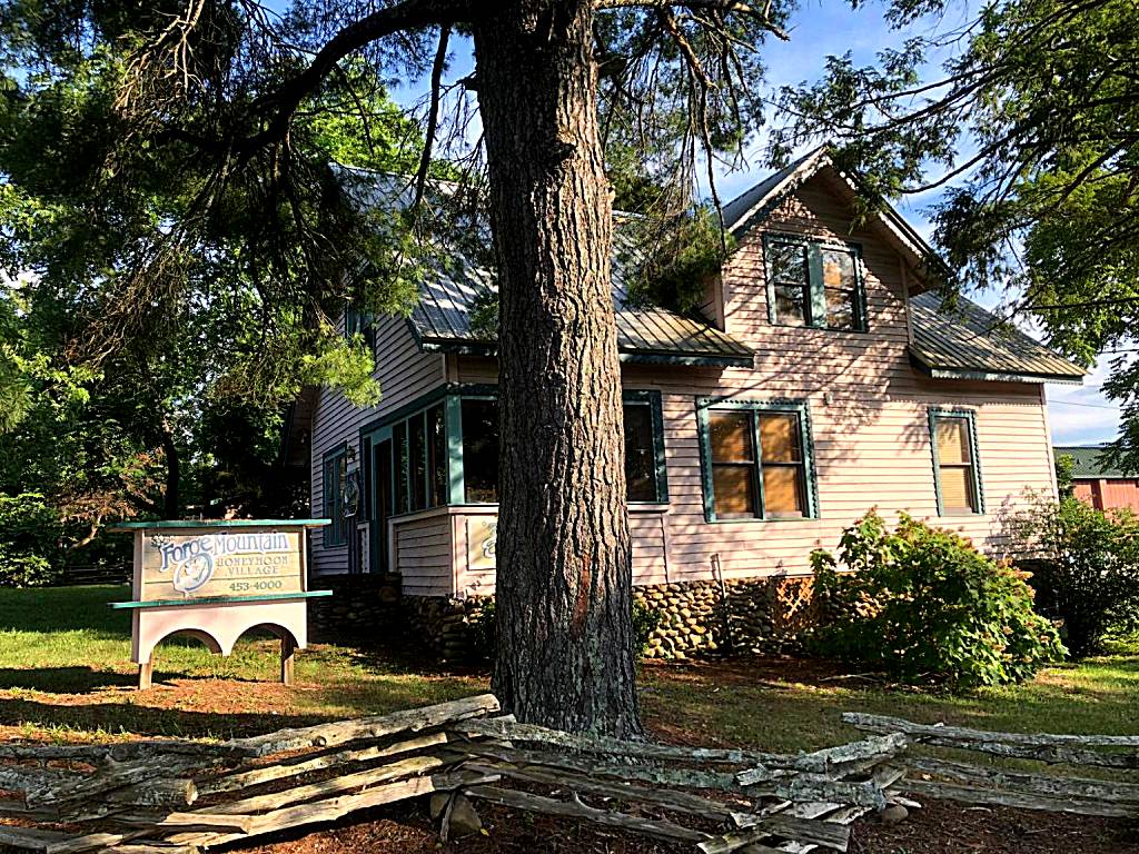 Smokies Bed and Breakfast - Evergreen Cottage Inn