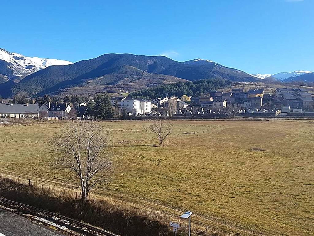 Loft mansardé du train jaune avec vue sur les montagnes (Saillagouse)
