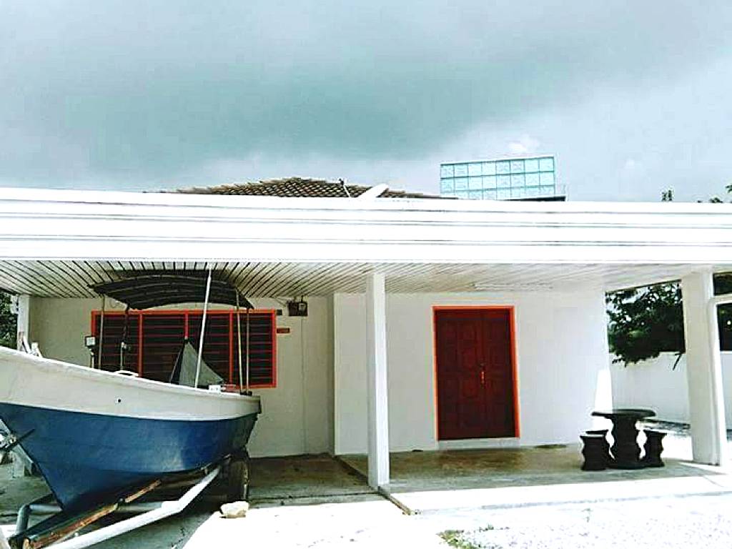 Pandai dickson Banglow white & yellow house