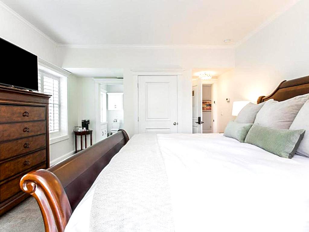 Volker at Oak Street Mansion: One-Bedroom Suite