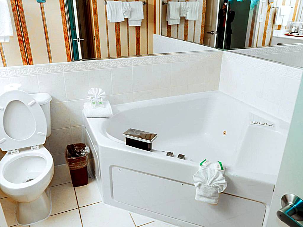 Hilltop Inn & Suites - North Stonington: King Room with Hot Tub - Non-Smoking (North Stonington)