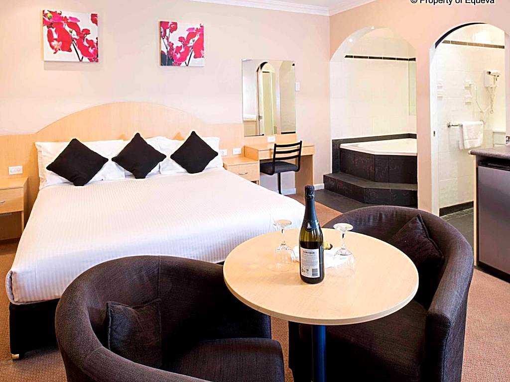 Blue Mountains Heritage Motel: Deluxe King Suite with Spa Bath
