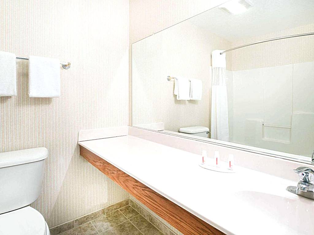 Howard Johnson by Wyndham Oacoma Hotel & Suites: 1 King Bed, Studio Suite, Non-Smoking (Oacoma)
