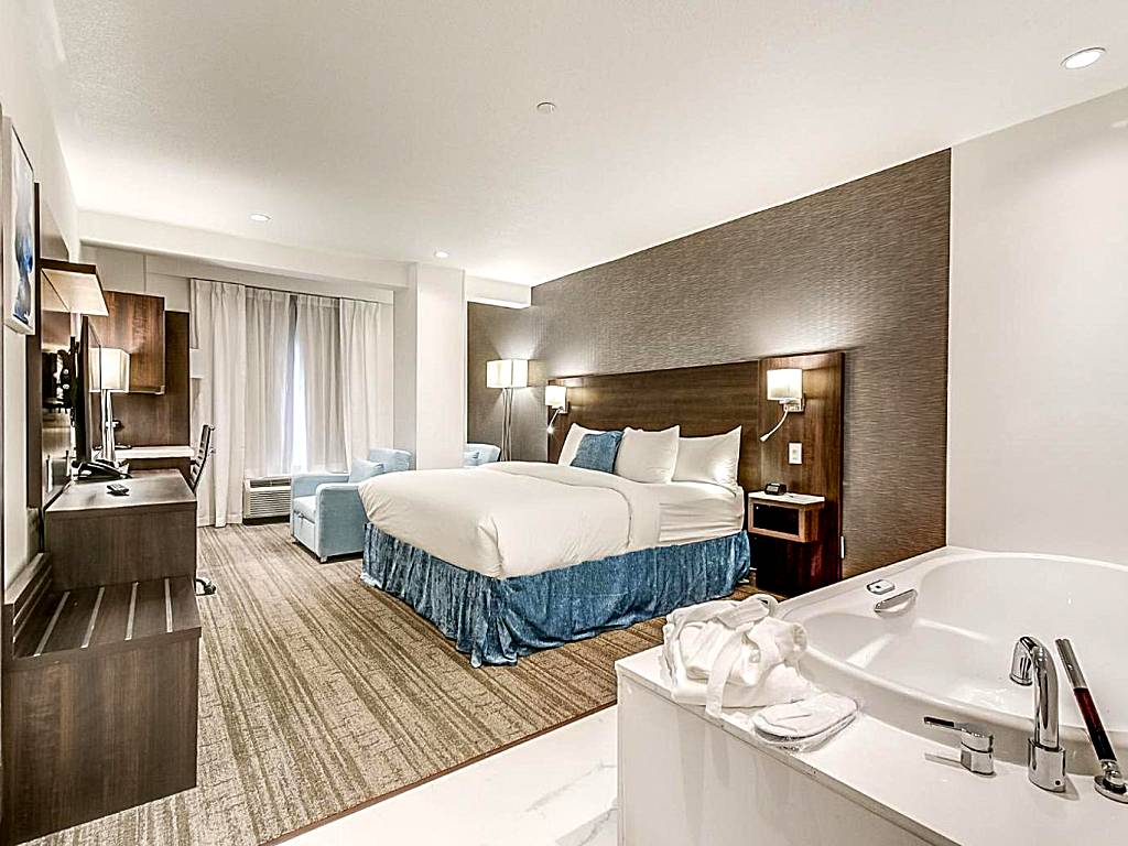 EST Hotel: King Suite with Jacuzzi