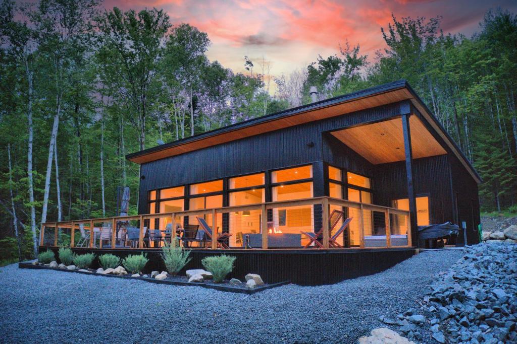 KALLM-Mont-Tremblant chalet with hot tub, pond & beach on private 7acre estate