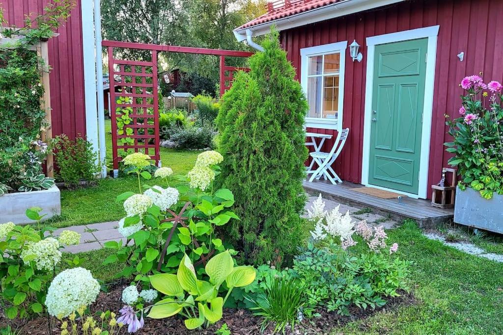 Cabin located in a traditionally Swedish setting!