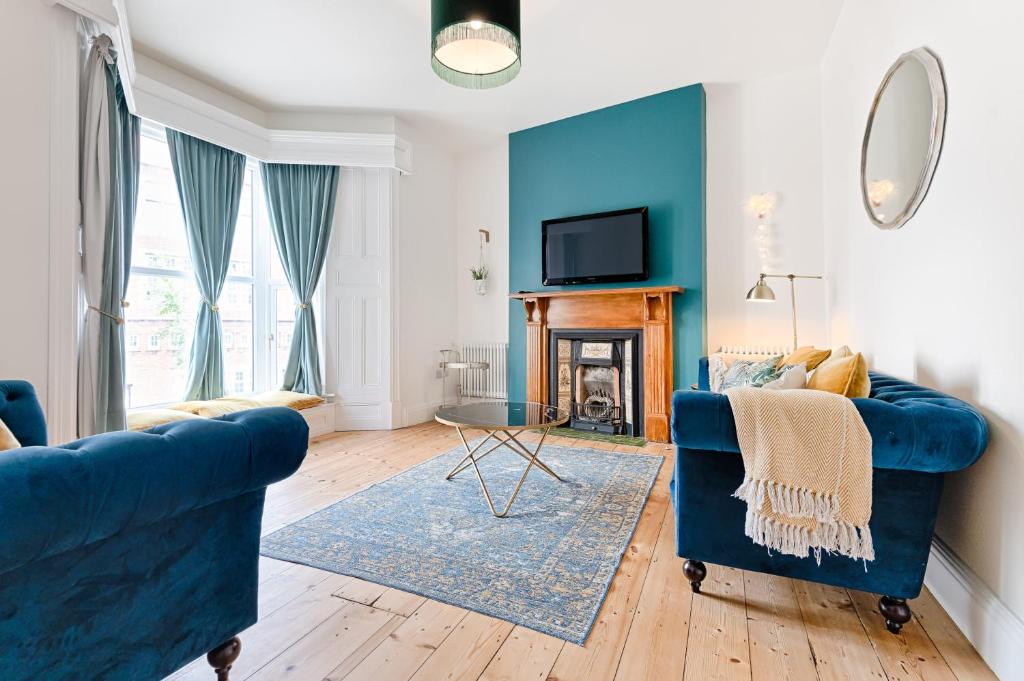 Ty Calon - Luxury 4-Bed Townhouse in the heart of trendy Uplands - 10 minute walk to the beach- Newly renovated