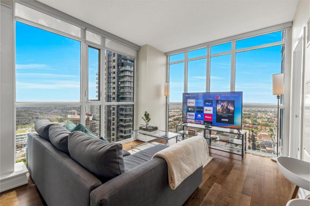 Ultra Luxurious 2.5 Bedroom 2 Full Bathroom 1 Parking Condo Near SQ1 Striking Views