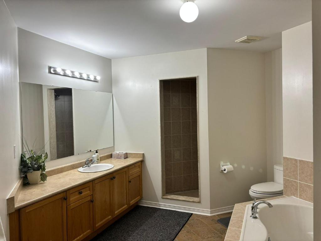 Near Toronto Pearson Airport - Standard Queen Room and Free Parking