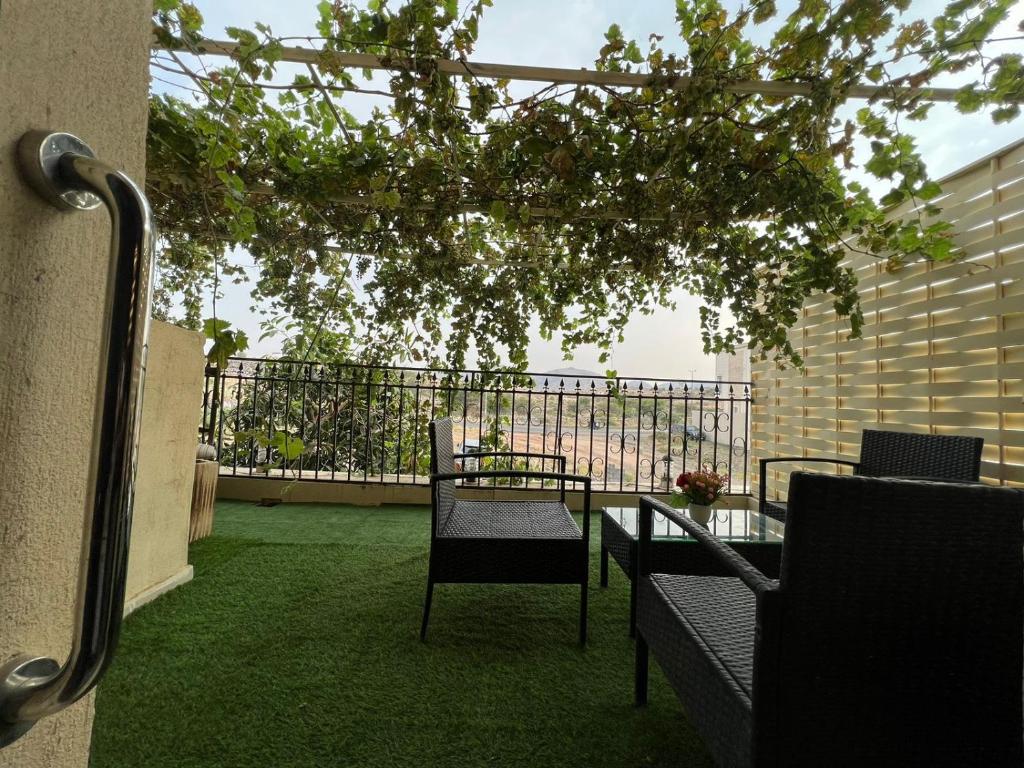 شقه 3 غرف نوم وصاله ومجلس واطلاله Three bedroom apartment, living room, sitting room and view