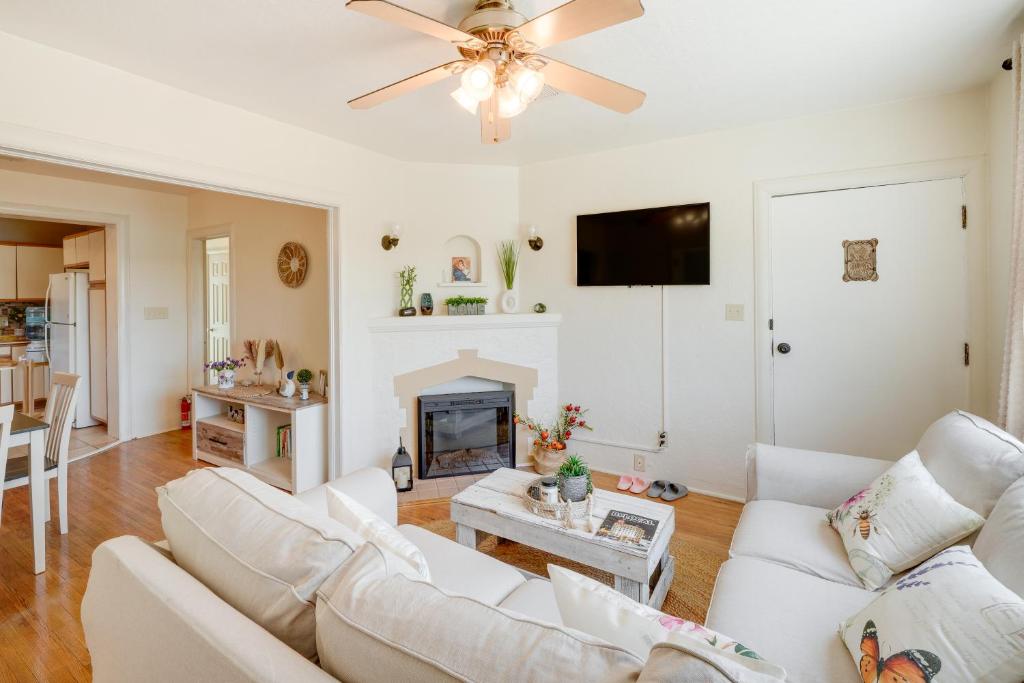 Charming Cottage in Oleander and Sunset Neighborhood