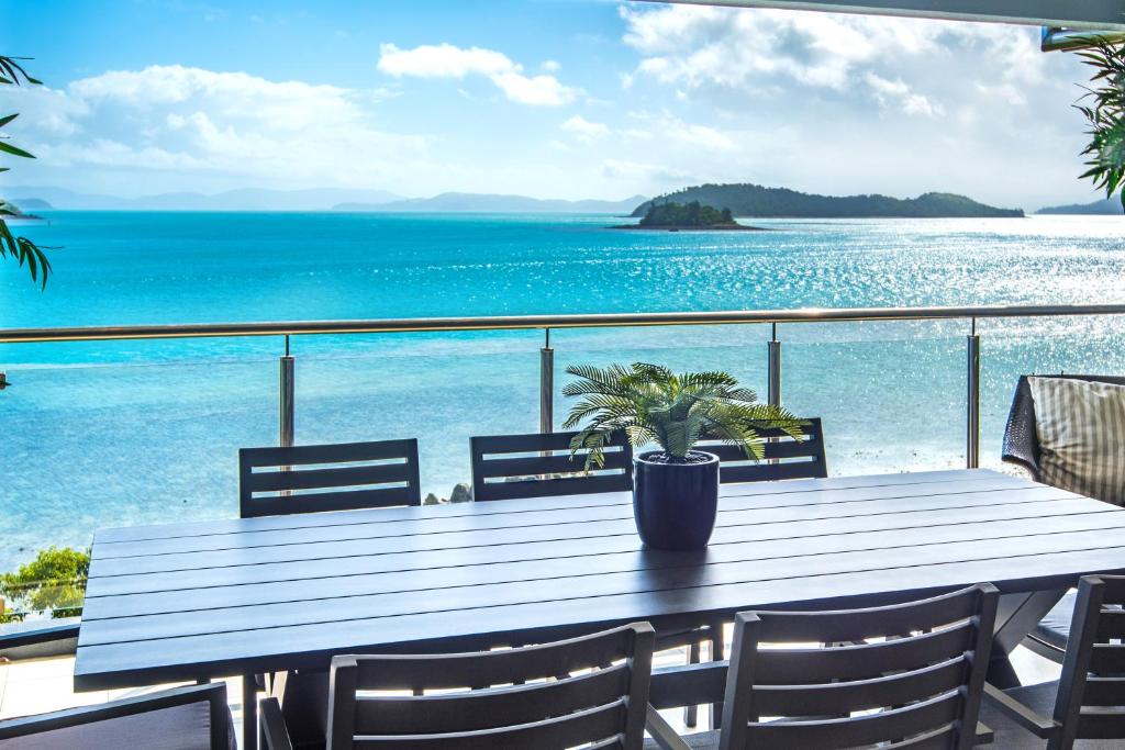 Edge 5 Oceanfront 3-Bedroom Apartment - Featuring an Infinity Pool, Spa Bath, Buggy and Valet Service