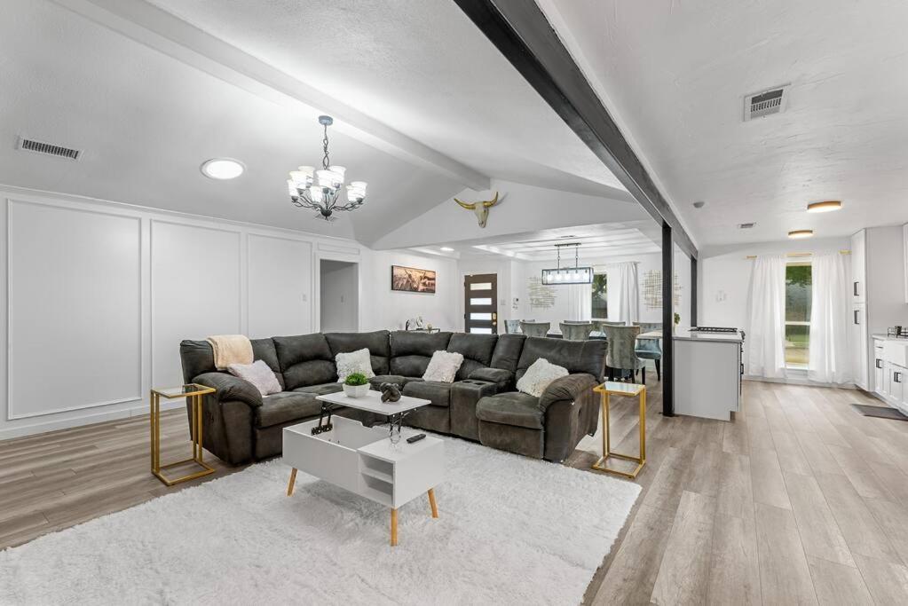 4BR Luxury House W/ Fast Wi-Fi