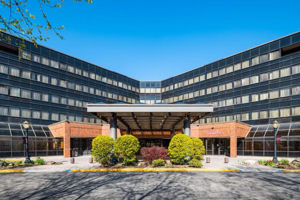 Crowne Plaza Edison, an IHG Hotel