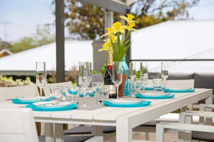 Bay Dream Believer, Ample Boat Parking, Pet Friendly 4 br Holiday House Shoal Bay