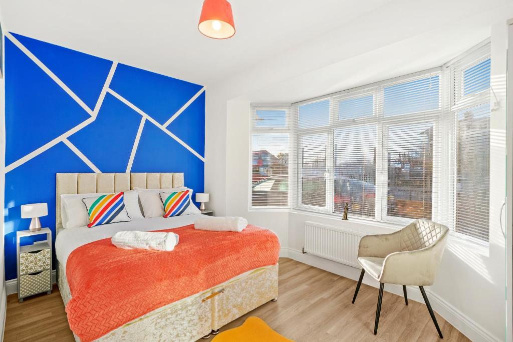 Modern 3-bed apartment with free onsite parking in Enfield
