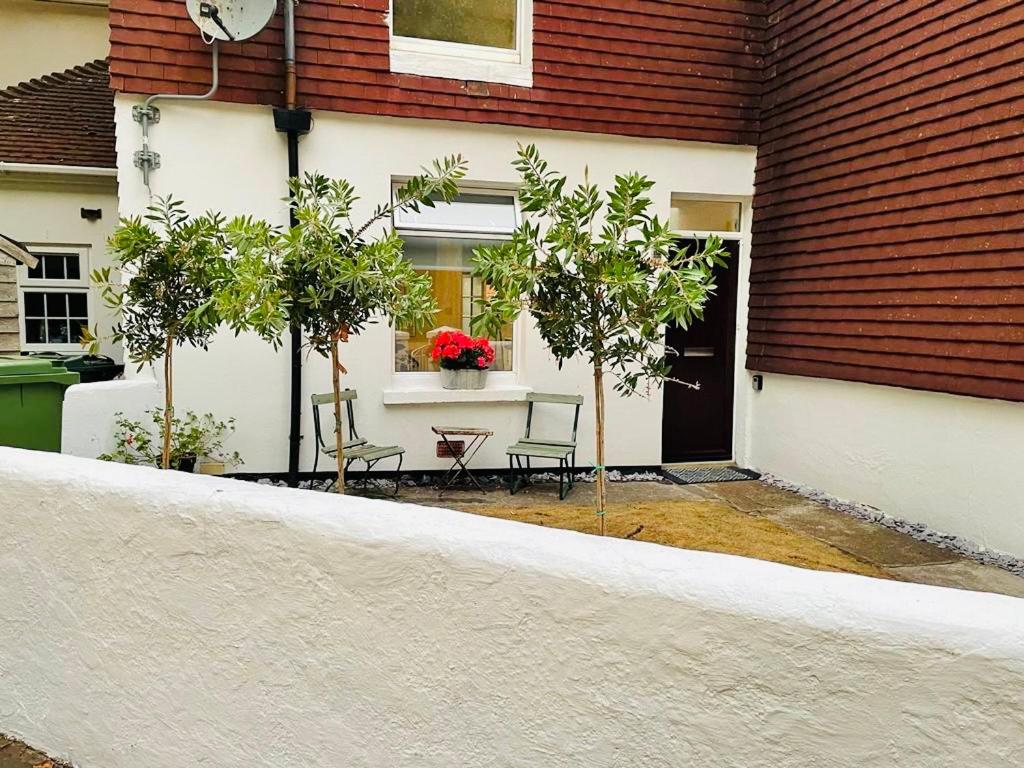 Funky cozy cottage with outside space