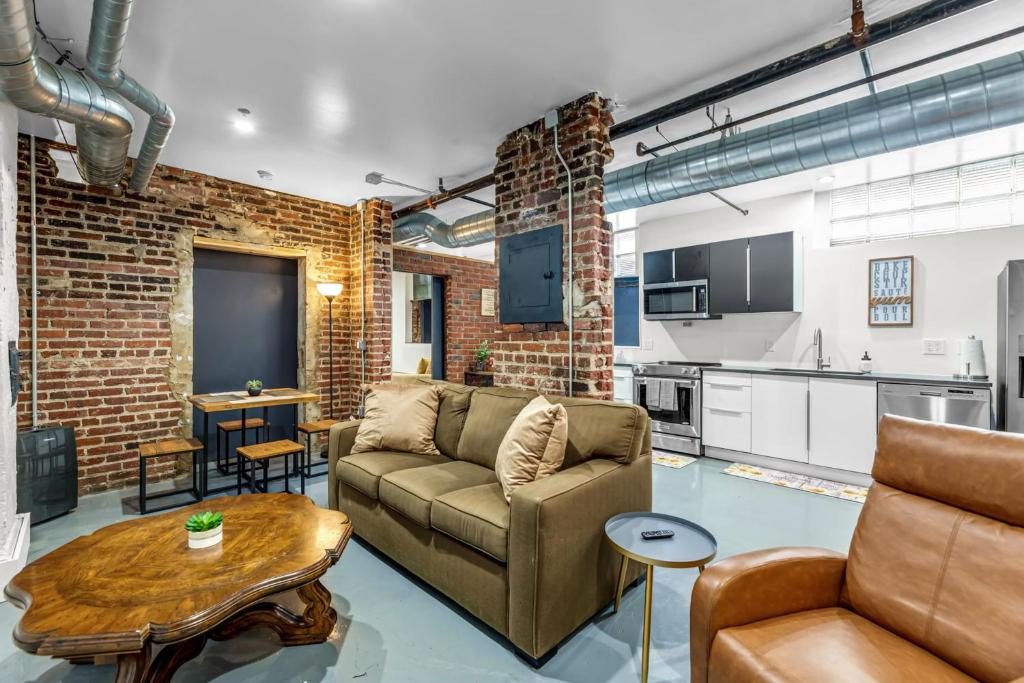 Vibrant, Stylish, Condo Downtown! Captivating Open Layout! Walking distance to major attractions! Free High-Speed Internet!