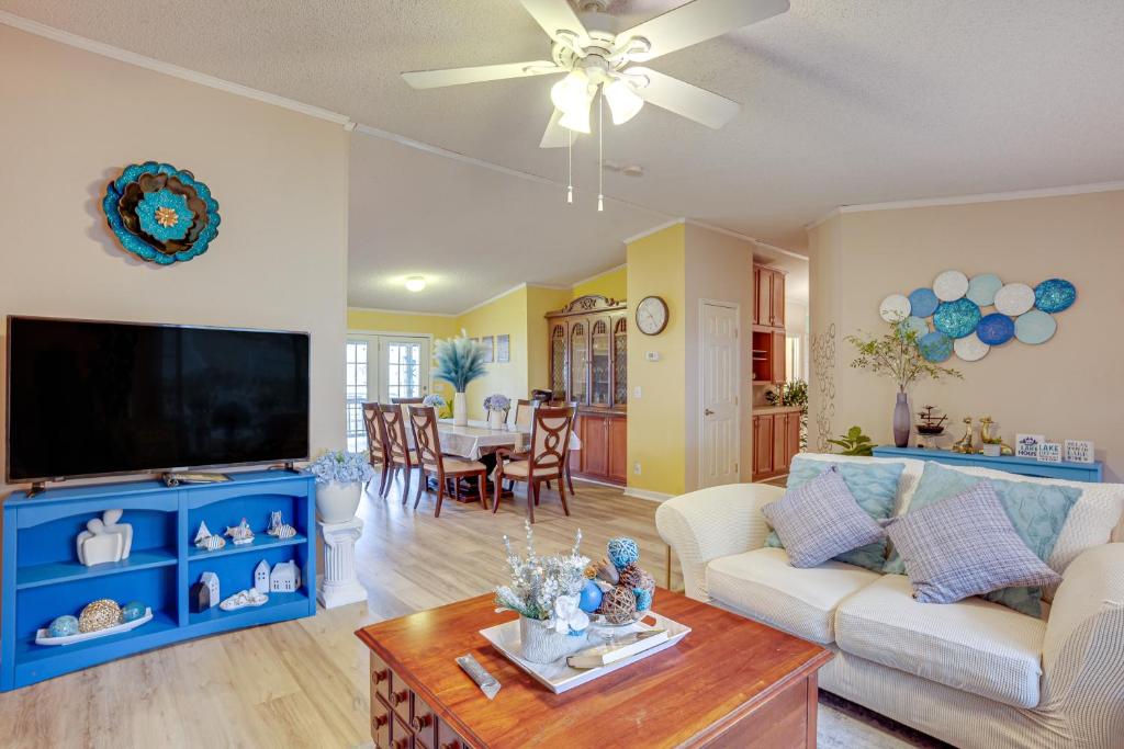 Lake Livingston Home with Dock and Deck!
